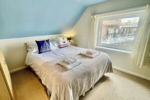 2 bedrooms, iron/ironing board, free WiFi, bed sheets - 2bed Maisonette-sleeps 4-balcony, Sea Views, Wifi (Seahouses)