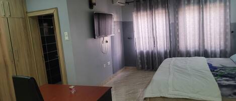 Dobbeltrom – deluxe, bakgårdsutsikt | Skrivebord og wi-fi (inkludert)