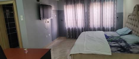 Deluxe-Doppelzimmer, Blick auf den Innenhof | Schreibtisch, kostenloses WLAN