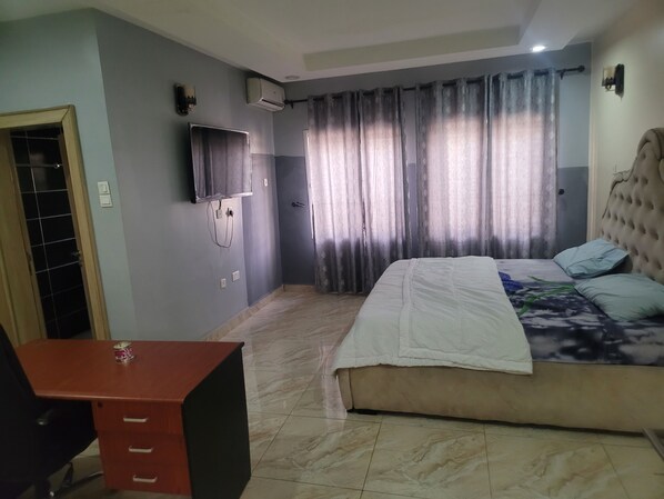 Habitación Deluxe doble, vistas al patio | Escritorio y wifi gratis