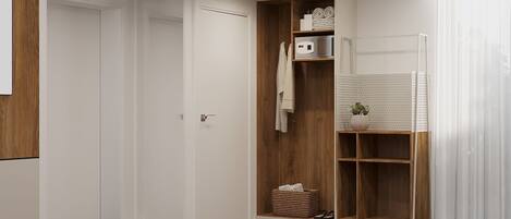 Un baño moderno con ducha, tocador de madera, toallero y espejo.