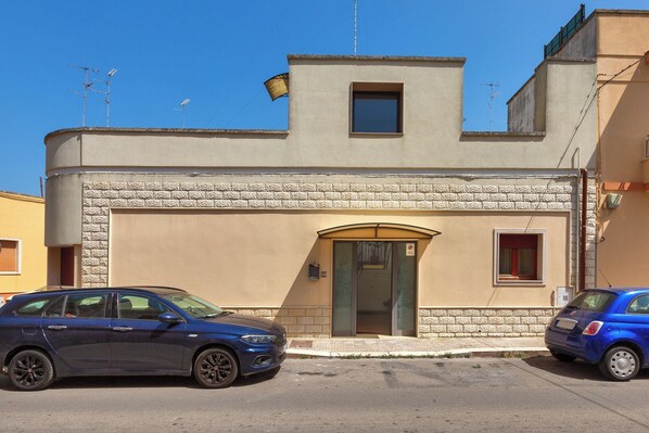 A building with a beige facade, a small window, and a door with a glass panel. - 3900 Leccelsa Dimora by Barbarhouse (Lecce)