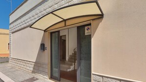 A building entrance with a glass door, a no parking sign, and a staircase leading inside. - 3900 Leccelsa Dimora by Barbarhouse (Lecce)
