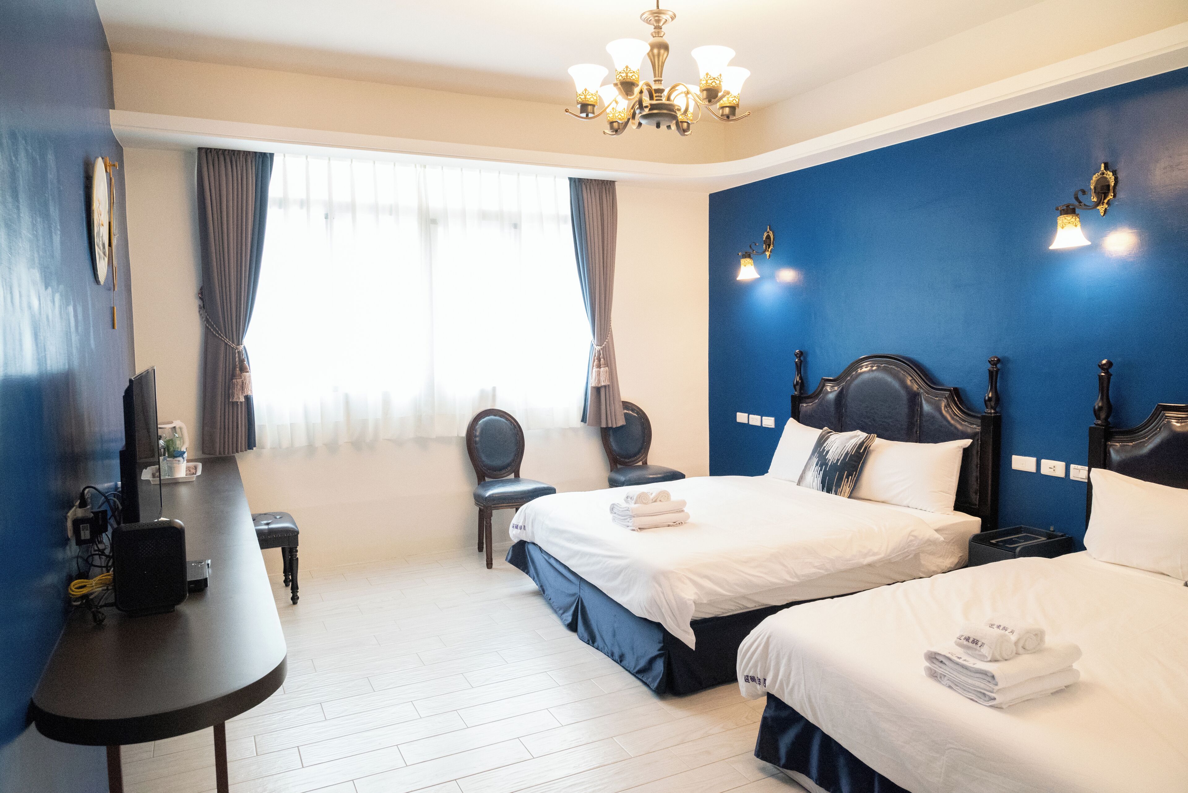 Premium Quadruple Room | Dilengkapkan perabot secara berasingan, meja, ruang kerja komputer riba 