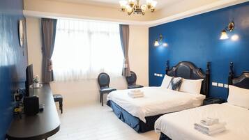 Premium Quadruple Room | Dilengkapkan perabot secara berasingan, meja, ruang kerja komputer riba