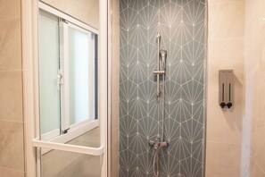 Habitació doble Gallery | Bany | Dutxa, articles de tocador gratuïts, assecador de cabells i sabatilles