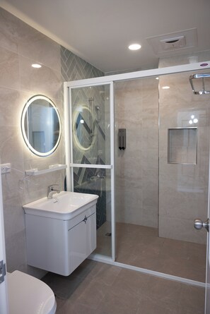 Premium Quadruple Room | Bathroom | Shower, free toiletries, hair dryer, slippers - Weclome the sun enjoy the moon B&B (Kaohsiung)