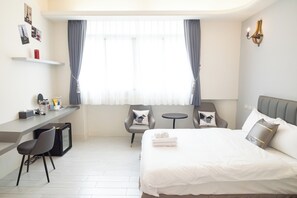 Premium Quadruple Room | Individually furnished, desk, laptop workspace, soundproofing - Weclome the sun enjoy the moon B&B (Kaohsiung)