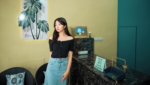 A room with a marble countertop, a framed picture of a house, and a small plant on the wall. - Weclome the sun enjoy the moon B&B (Kaohsiung)