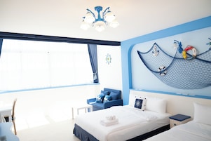 Un dormitorio con una cama grande, un escritorio y una silla. Hay una ventana con cortinas, una lámpara en el techo y un adorno en la pared.