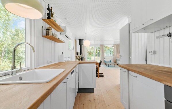 Stovetop, dishwasher, coffee/tea maker - Cozy home in Græsted with kitchen (Græsted)