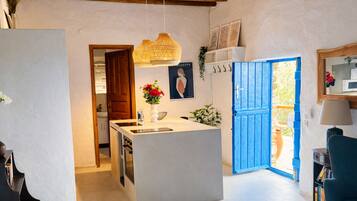 2 chambres, ameublement personnalisé, fer et planche à repasser