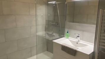 Douche, serviettes fournies, savon, papier toilette