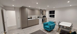 Apartemen Basic, 2 kamar tidur | Dapur pribadi | Ketel listrik dan meja makan