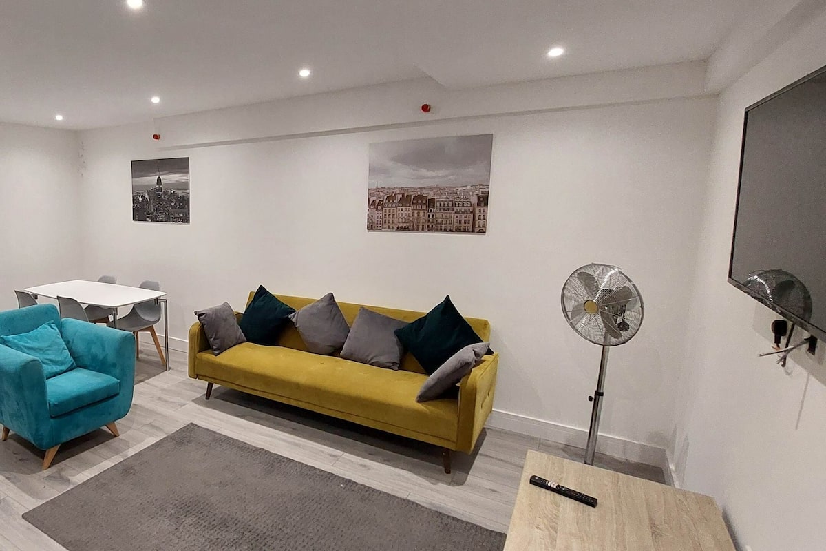 Appartement, 2 chambres | Coin séjour | TV connectée de 43 pouces avec chaînes numériques