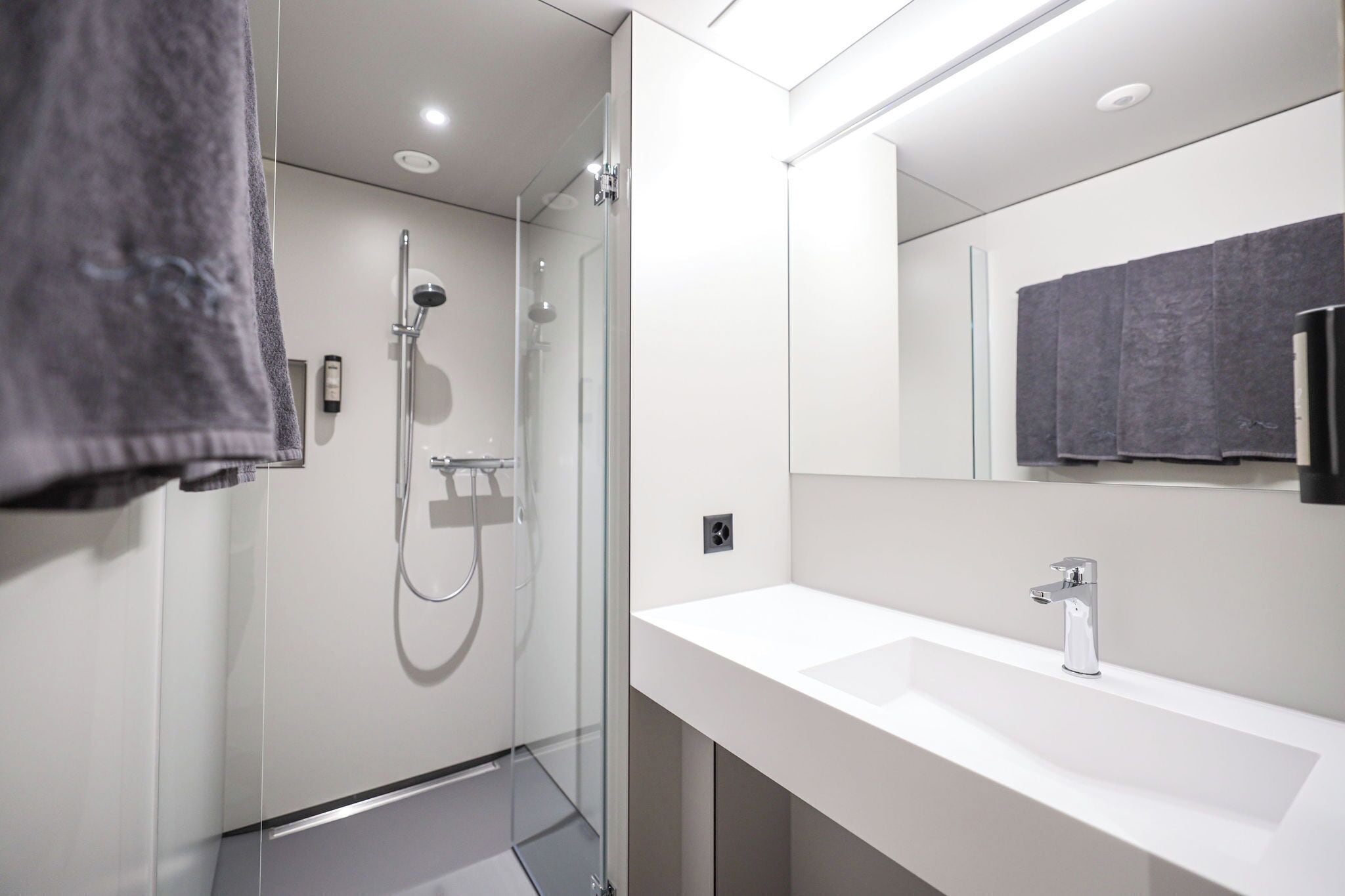XL Cabin | Bathroom | Shower, hair dryer, towels