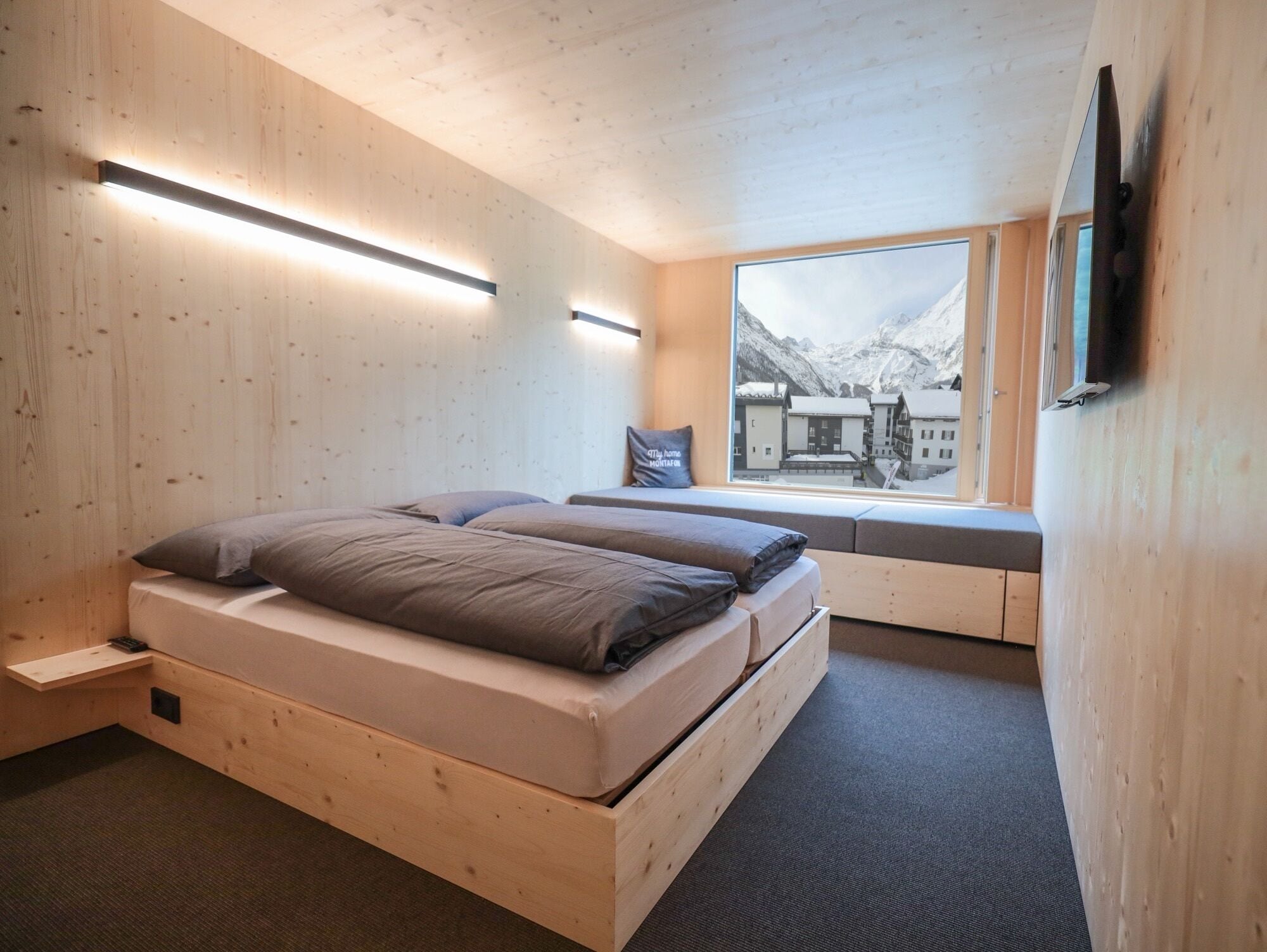 XL Cabin | Blackout drapes, soundproofing, free WiFi, bed sheets