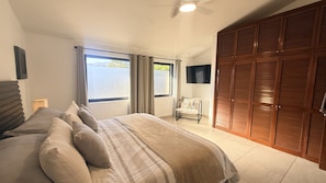 1 bedroom, iron/ironing board, WiFi, bed sheets - Ajijic Modern 1 King Bedroom Unit-Walk To Everything -Bikes-Gym-Pickleball Court (San Antonio Tlayacapan)