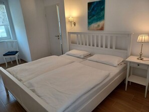 1 bedroom, iron/ironing board - "sparrow's Nest" Modern Retreat (Trent)