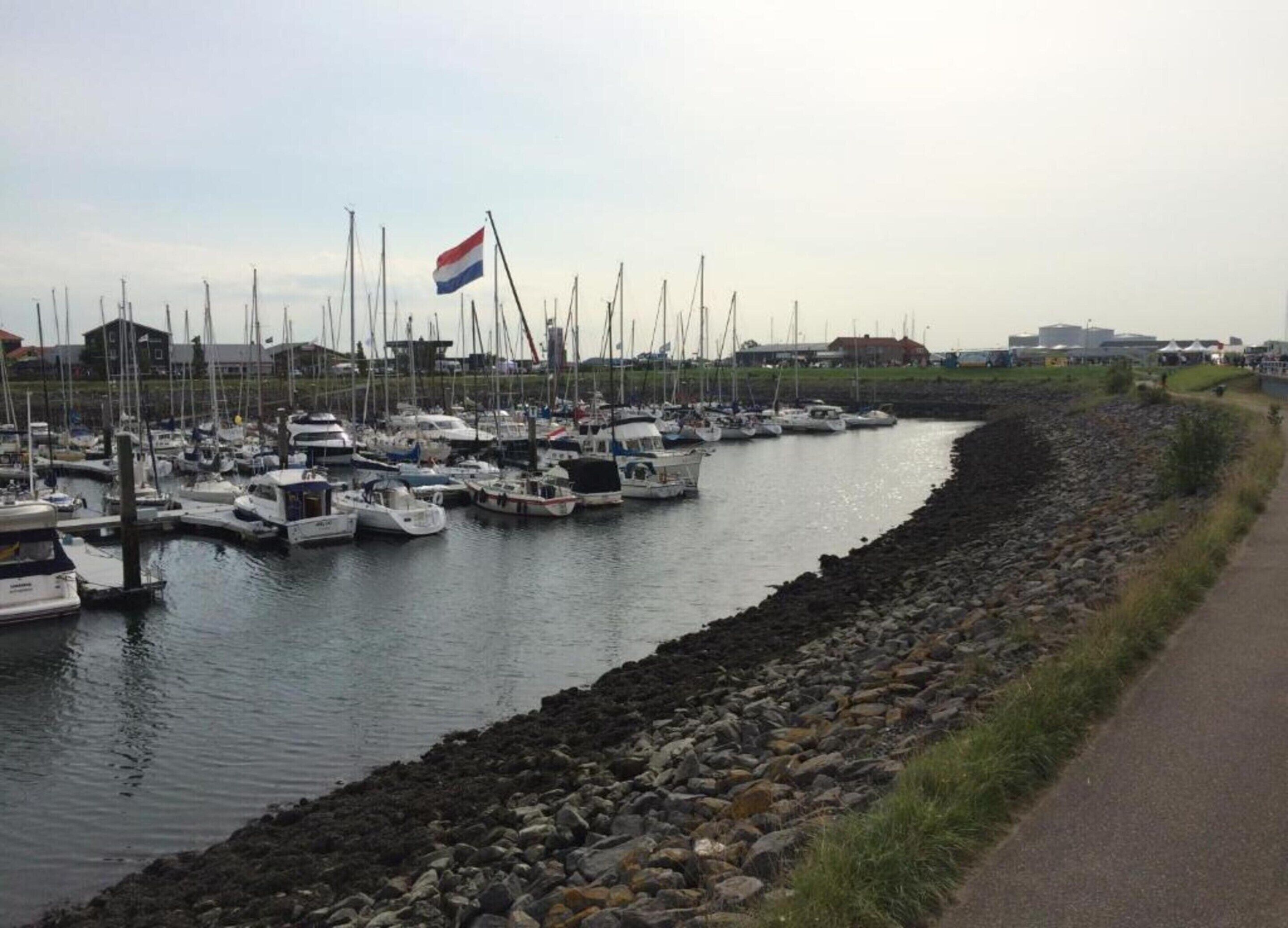 Ein Yachthafen mit zahlreichen Booten, die an einer felsigen Küste vertäut sind.