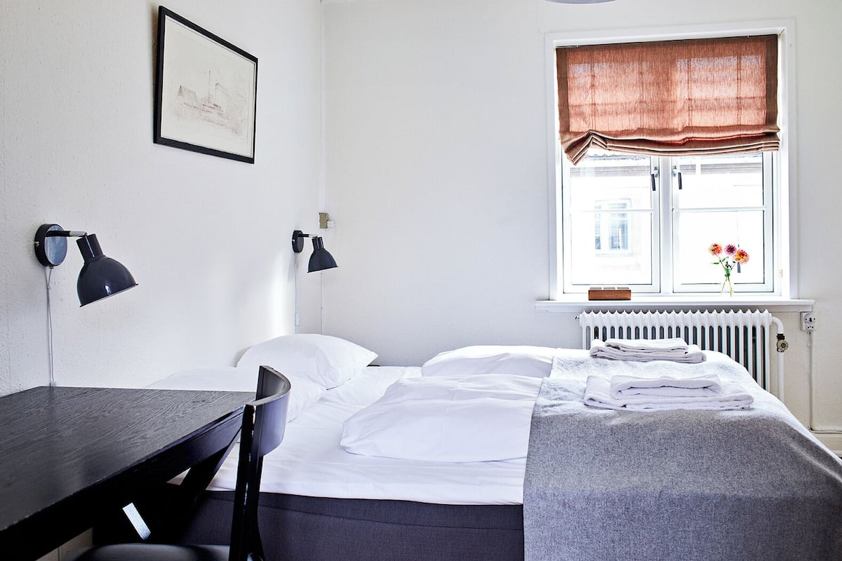 Skrivebord, strykejern/-brett og wi-fi (inkludert)