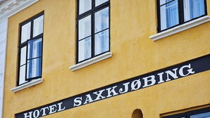 A building with a sign reading "HOTEL SAXKKJOBING".