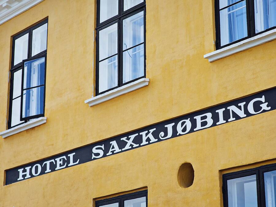 Un edificio con un letrero que dice "HOTEL SAXKKJOBING".