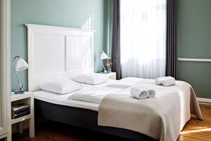 Escritorio, tabla de planchar con plancha y wifi gratis 