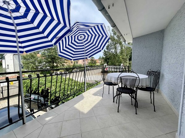 Outdoor dining - Apartment G&G Green with swimming pool (Porec)