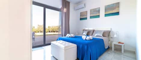 2 bedrooms, in-room safe, desk, iron/ironing board