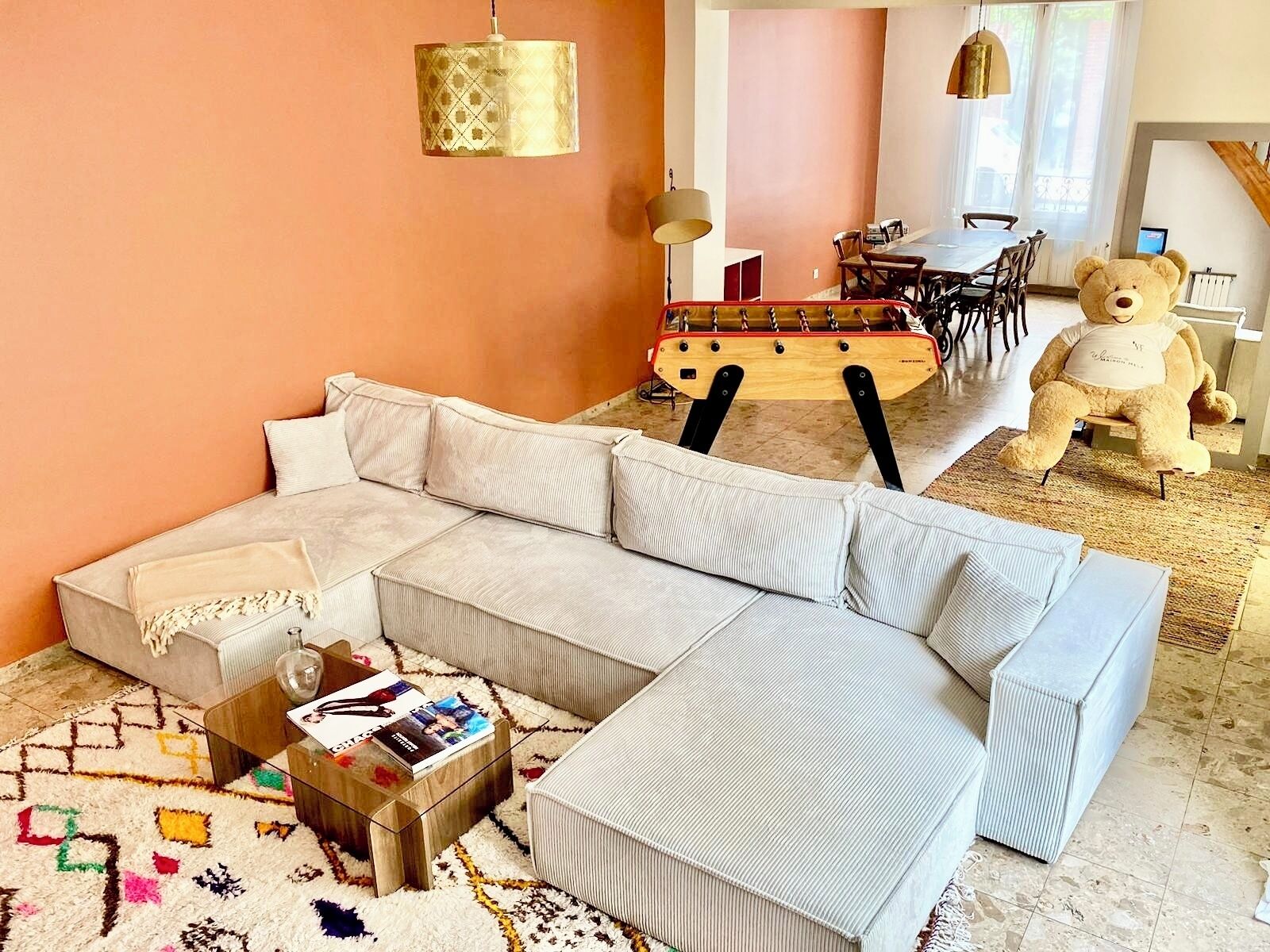 Televisie, tafelvoetbal en een computerscherm