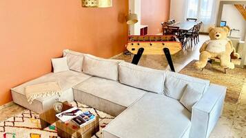 Televisie, tafelvoetbal en een computerscherm