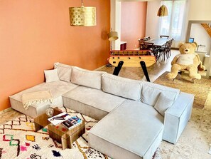 Télévision, baby-foot, écrans d'ordinateur