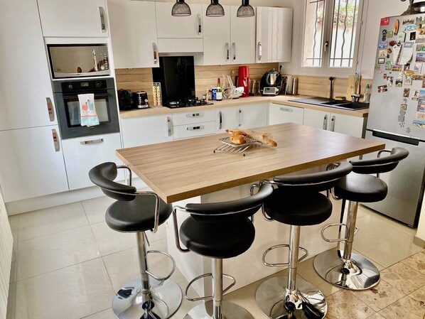 Réfrigérateur, micro-ondes, four, plaque de cuisson