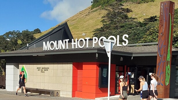 Ein Gebäude mit einem Schild, das „Mount Hot Pools“ zeigt, und einer roten Markise.