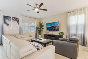 Una televisión, una oficina