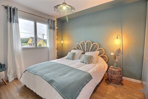 4 bedrooms, desk, iron/ironing board, travel cot