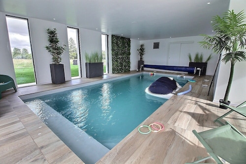 Maison 10 Couchages Avec sa Piscine Intérieure en Campagne