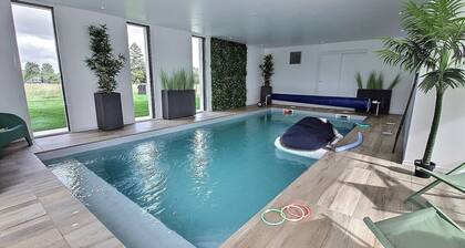 Maison 10 Couchages Avec sa Piscine Intérieure en Campagne