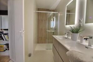 Dusche, Haartrockner, Bidet, Handtücher