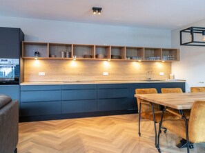 Appartement | Privékeuken | Een kinderstoel