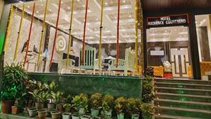 Entrada de un hotel con un letrero que dice "Hotel Radience Courtyard".