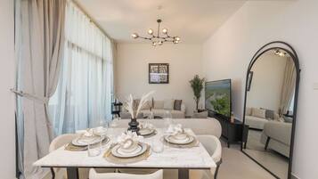 Deluxe Apartment, Balcony, Marina View | Dining room