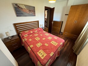 2 habitaciones, tabla de planchar con plancha, internet y ropa de cama 