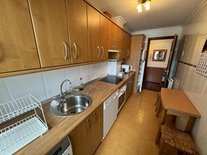 Refrigerador, microondas, horno y cafetera y tetera 