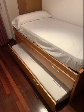 2 bedrooms, iron/ironing board, internet, bed sheets