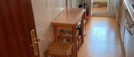 Kühlschrank, Mikrowelle, Ofen, Wasserkocher mit Kaffee-/Teezubehör