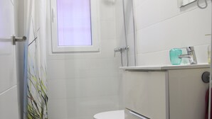 Dusche, Haartrockner, Handtücher