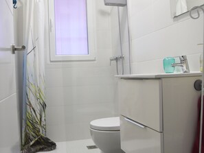 Dusj, hårføner og håndklær