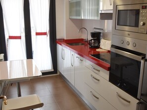 Réfrigérateur, micro-ondes, four, cafetière/bouilloire
